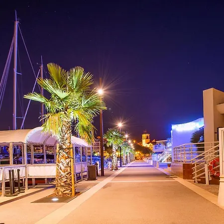 Real Regina Garage Prive Centre Ville Et Plage Sainte-Maxime Exterior foto